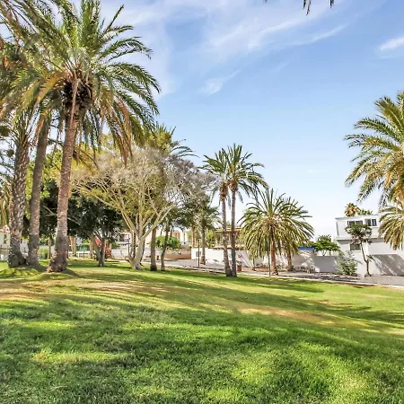 Pretty Little Penthouse, Sea Front, 2 Pool Apartment *