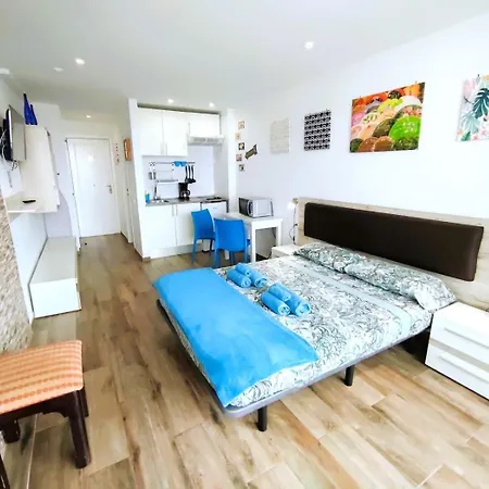 Pretty Little Penthouse, Sea Front, 2 Pool Apartment